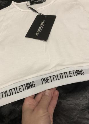 Новый топ от prettylittlething xs/s белая укороченная футболка от plt с лампасом кроп топ4 фото