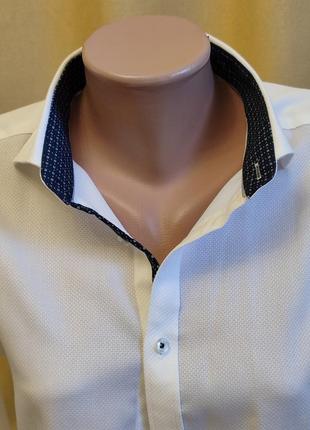 4. белая рубашка с тисненым узором и классическим воротником