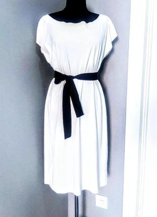 Біла еластична туніка.