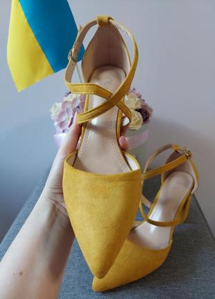 Стильные туфельки в теплом желтом цвете4 фото