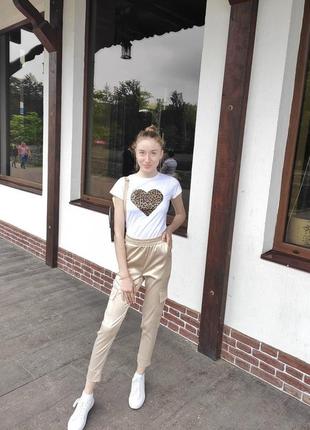 Белая футболка с коричневым, леопардовым сердцем/ мини рюкзак/ бежевые шорты