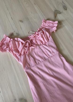 Платье светло-розового цвета от pretty little thing