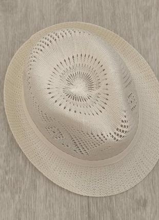 Летняя вязаная шляпа трилби молочная с лентой (959)2 фото
