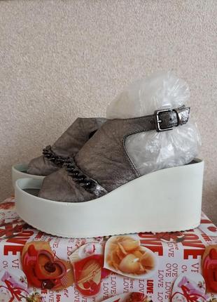 Серебристые босоножки lottini.