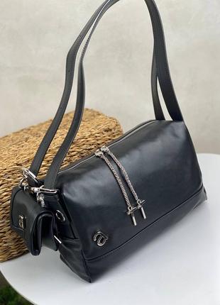 Чорна шкіряна сумка
