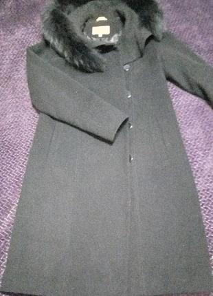 Чорне елегантное осінньо пальто з поясом