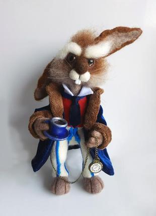 Интерьерная валяная игрушка мартовский заяц. алиса в стране чудес.