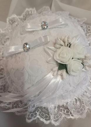 Весільна кругла подушка під кільця біла4 фото