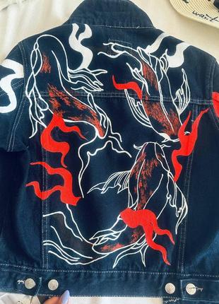Джинсовая эксклюзивная курточка с авторским рисунком "карпы"4 фото