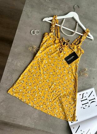 Розпродаж! яскрава сукня в квітковий принт від prettylittlething, жовта сукня з квітами
