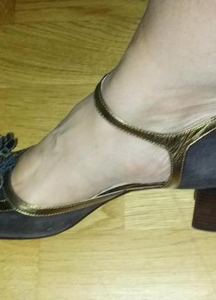 Новые замшевые туфли с кожаным декором под золото,40разм.венгрия,стелька-26,5см1 фото