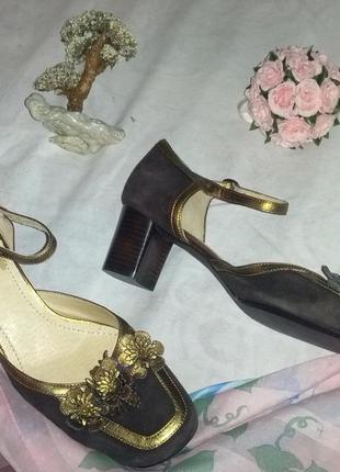 Нові замшеві туфлі з шкіряним декором під золото,40разм.угорщина,устілка-26,5 см