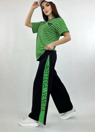Костюм в стилі bottega veneta  футболка в смужку брюки клеш палаццо чорний зелений
