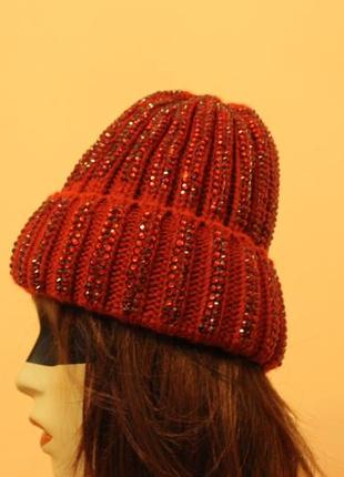 Класна шапка з камінчиками