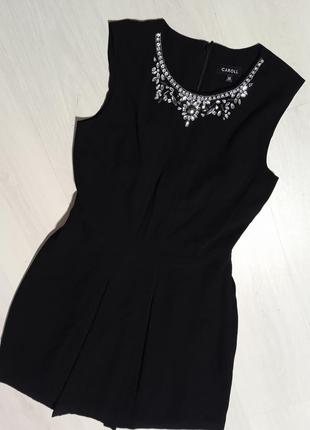 Красивое чёрное платье с ожерельем на воротнике
