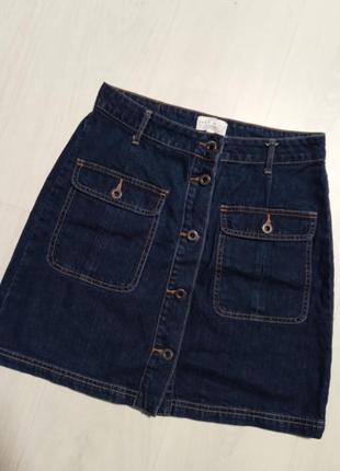 Трендовая джинсовая юбка с карманами накладными
