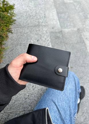 Кошелек из натуральной кожи, который удобен в использовании имеет минималистичный дизайн, благодаря этому его выбирают для повседневного ношения