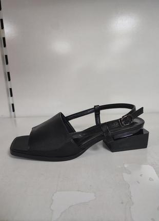 Стильні жіночі босоніжки