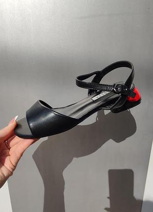 Стильні жіночі босоніжки