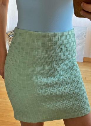 Mohito юбка мини короткая фисташкового цвета текстура текучести1 фото