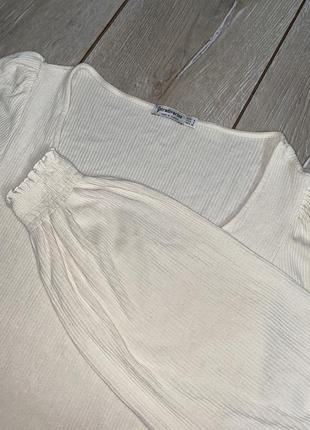 Трикотажная блуза блузка в рубчик с объемными рукавами молочного цвета кофта stradivarius, s4 фото