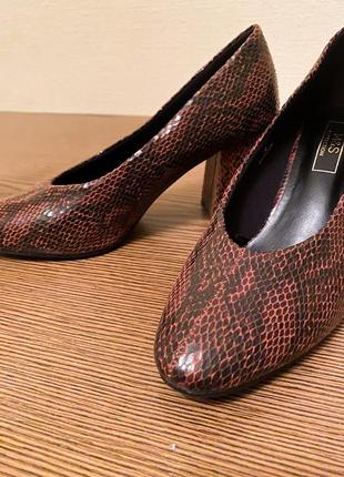 Стильні туфлі зміїний прінт6 фото