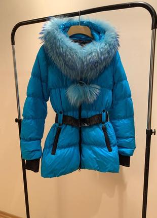 Зимний пуховик / пуховое пальто с капюшоном с натуральным мехом на воротнике