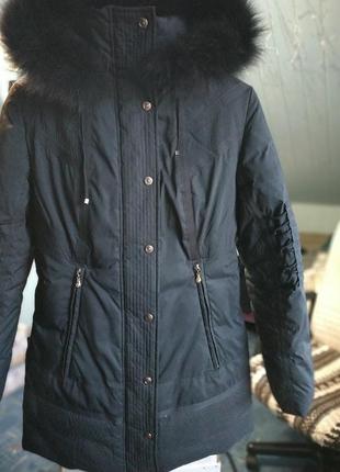 Пуховая удлиненная куртка со съемным капюшоном1 фото