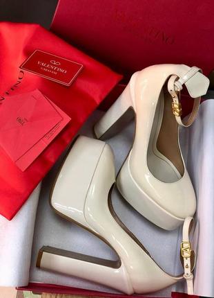 Туфли в стиле valentino на толстой подошве беж молоко черные