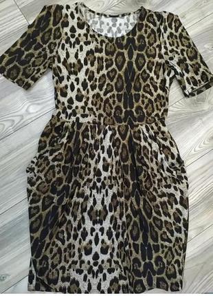 Красивое платье удобного кроя леопардового принта