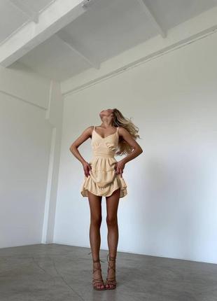 Стильное классическое классное красивое милое удобное модное трендовое простое платье бежевое жатка льняное короткое мини