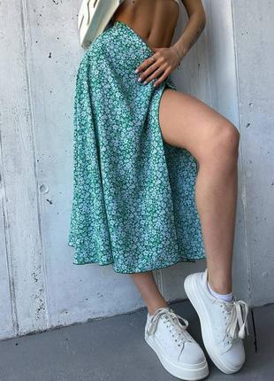 Легкая трендовая юбка в цветочный принт с разрезом на ноге 🔥1 фото
