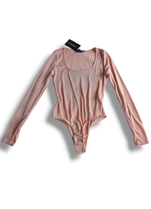 Розове боді з довгими рукавами від prettylittlething