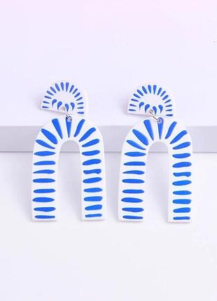 Серьги-подвески в этническом стиле белого цвета с синим орнаментом.