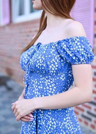 Платье женское короткое мини легкое летнее на лето нарядное повседневное цветочное белое зеленое синее голубое с открытыми плечами декольте6 фото