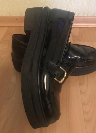 Лоферы лаковые