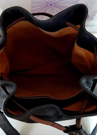 Стильная кожаная сумка-мешок versace(vintage)7 фото