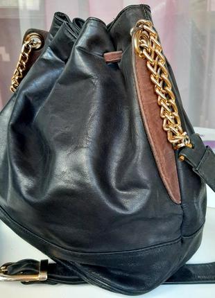Стильная кожаная сумка-мешок versace(vintage)9 фото