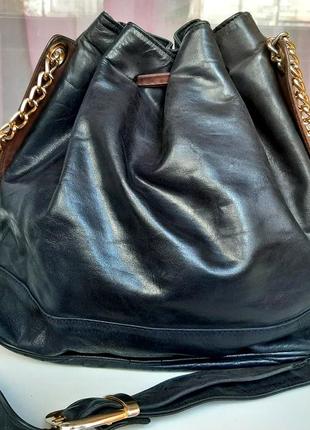 Стильная кожаная сумка-мешок versace(vintage)10 фото