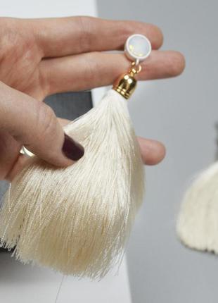 Сережки-пензлики кремового кольору в подарунковій коробці