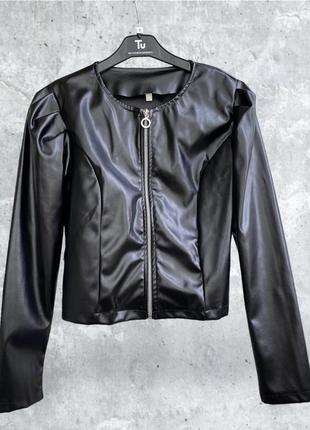Женский эко кожаный пиджак жакет курточка куртка из кожи укороченная черная на замке красивая стильная модная