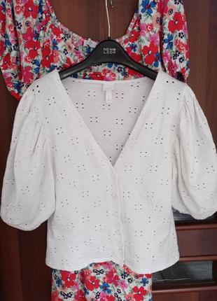 Блуза з об'ємними рукавами