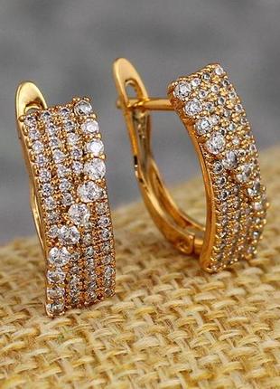 Серьги xuping jewelry широкие с мелкими фианитами змейка из камней по диагонали 1.8 см золотистые