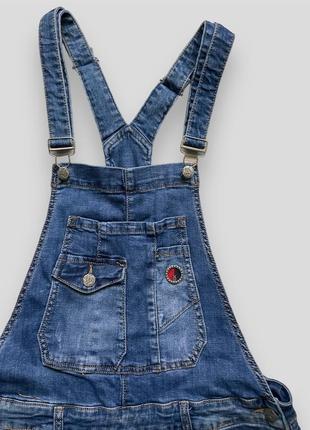 Женский джинсовый комбинезон с удлиненными шортами3 фото