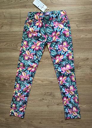 Яскраві стрейчеві джинси на дівчинку