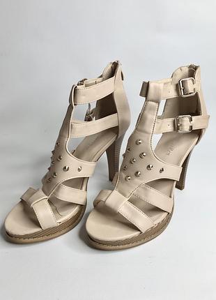 Босоножки на каблуке