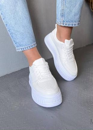 Жіночі молочні кросівки на високій підошві