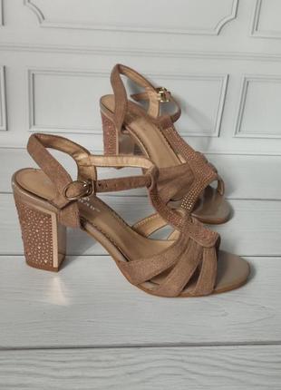 Класні новенькі босоніжки