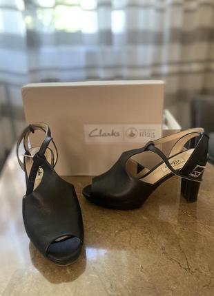 Босоніжки, сандалі, туфлі, лодочки на каблуку шкіряні