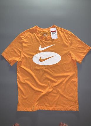 Оригинальная яркая футболка от найк nsw swoosh oval tee